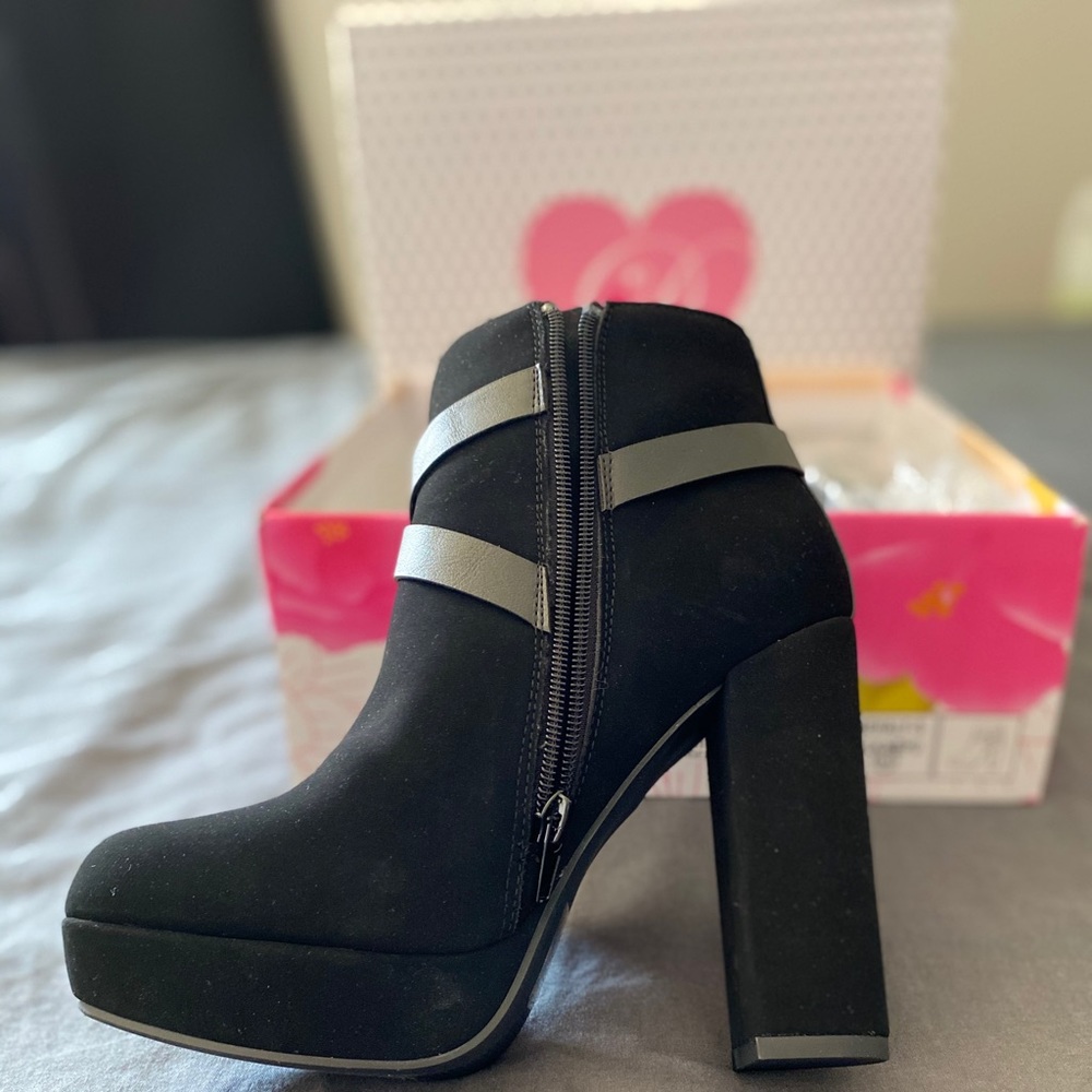 Delicious Black Booties - Picture 2 of 3